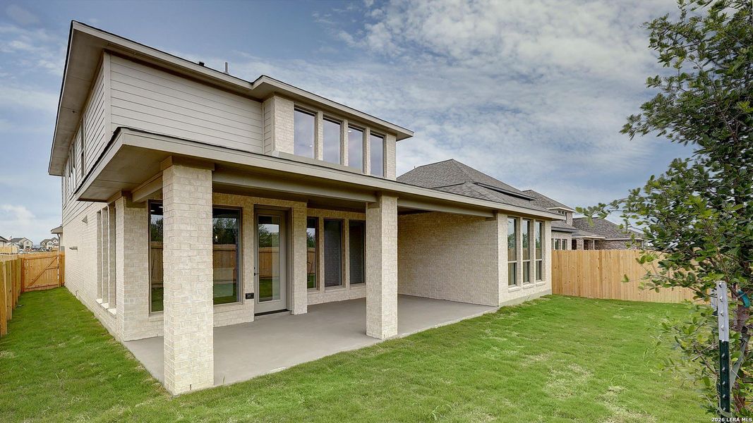 Exterior details and patio area of a home in Haby Hill, San Antonio (Image 4).