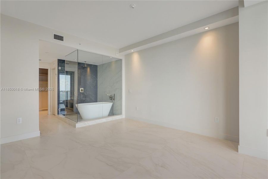 Spacious, unfurnished interior of a new home in , Miami (Image 22).