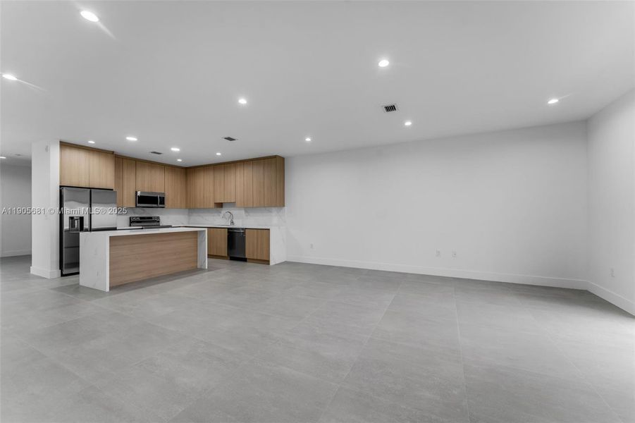 Spacious, unfurnished interior of a new home in , Miami (Image 24).