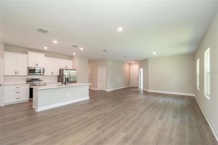Spacious, unfurnished interior of a new home in , Citrus Springs (Image 17).