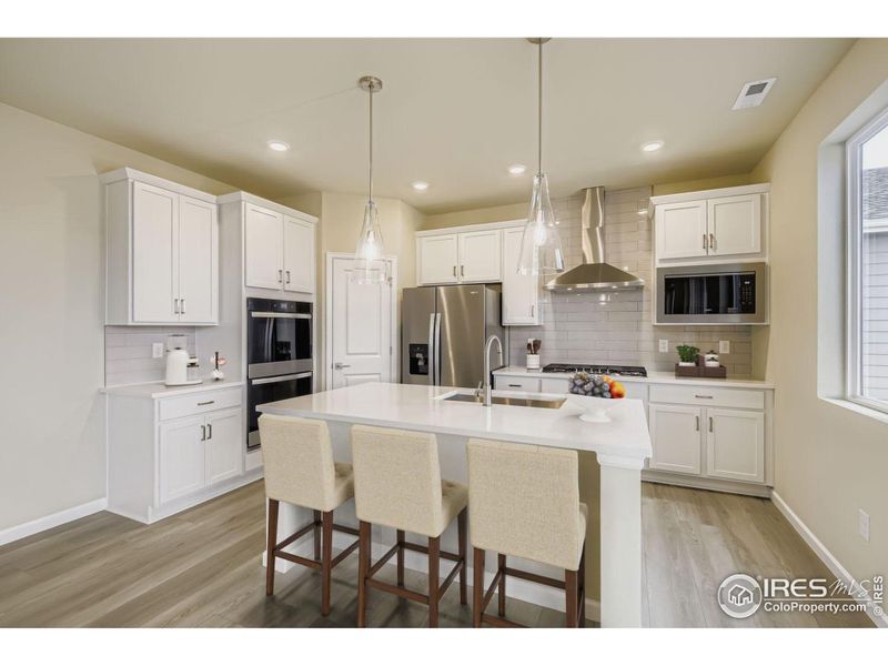Chef's kitchen, perfect for entertaining!