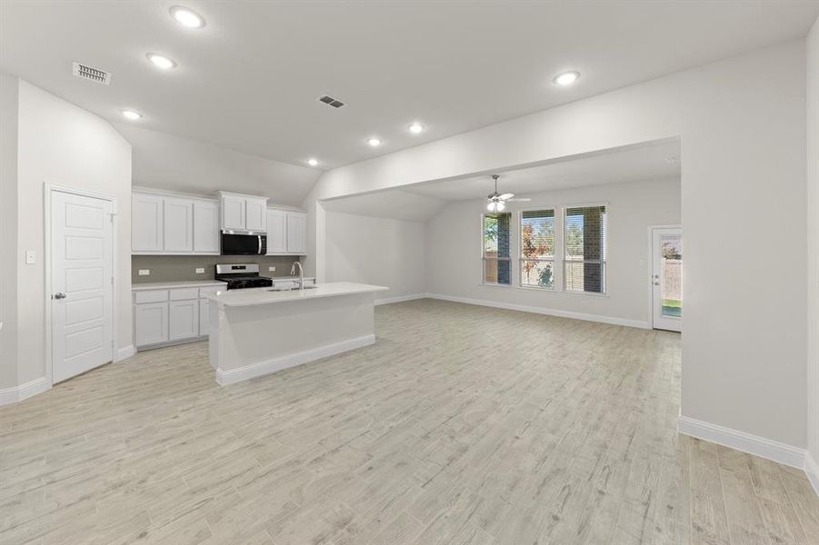 09. 139 Whistling Duck - Dining