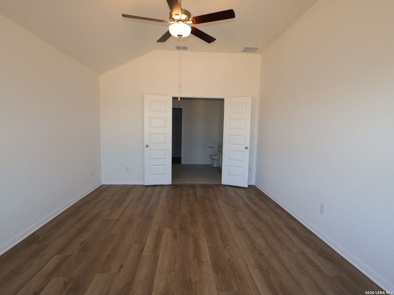 Spacious, unfurnished interior of a new home in Cinco Lakes, San Antonio (Image 22).