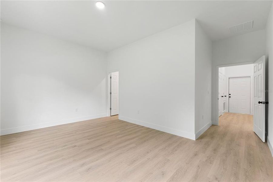 Spacious, unfurnished interior of a new home in , Ocala (Image 20).