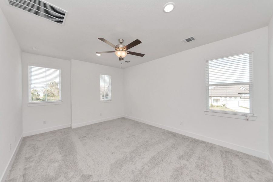 Spacious, unfurnished interior of a new home in Sienna, Missouri City (Image 14).