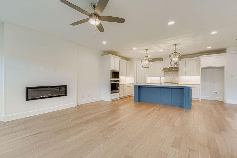 3525 Kings Court - Living Area