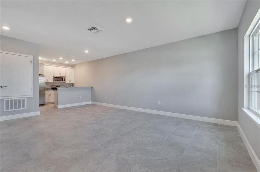 Spacious, unfurnished interior of a new home in , Kissimmee (Image 17).
