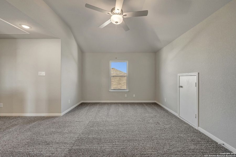 Spacious, unfurnished interior of a new home in Park Place, New Braunfels (Image 36).