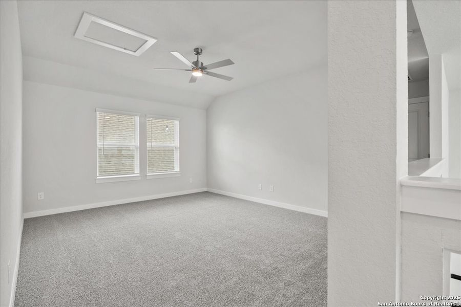 Spacious, unfurnished interior of a new home in Meyer Ranch, Canyon Lake (Image 15).