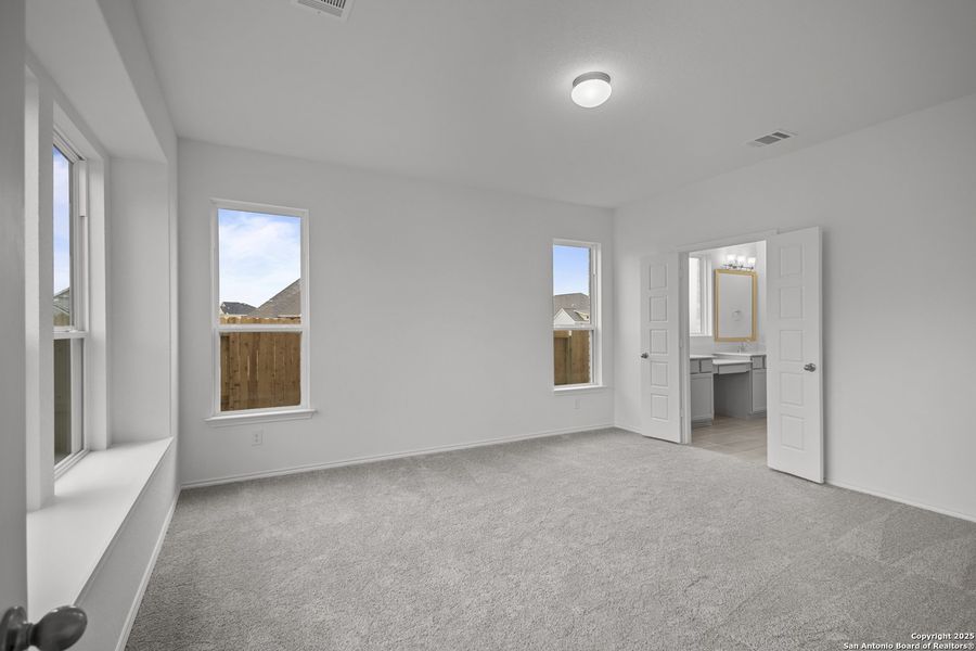 Spacious, unfurnished interior of a new home in Stillwater Ranch, San Antonio (Image 12).