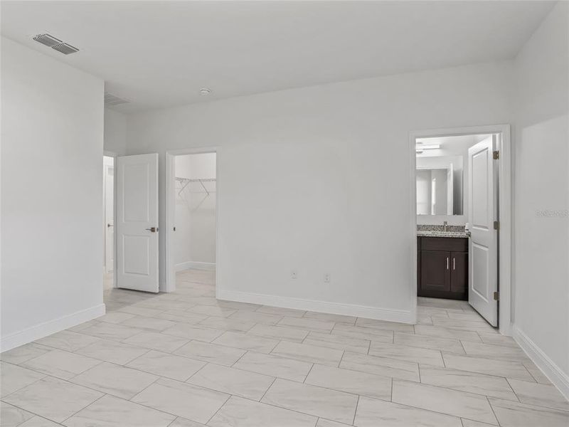 Spacious, unfurnished interior of a new home in , Ocala (Image 31).