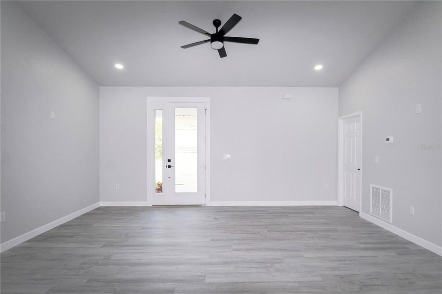 Spacious, unfurnished interior of a new home in , Sebring (Image 33).