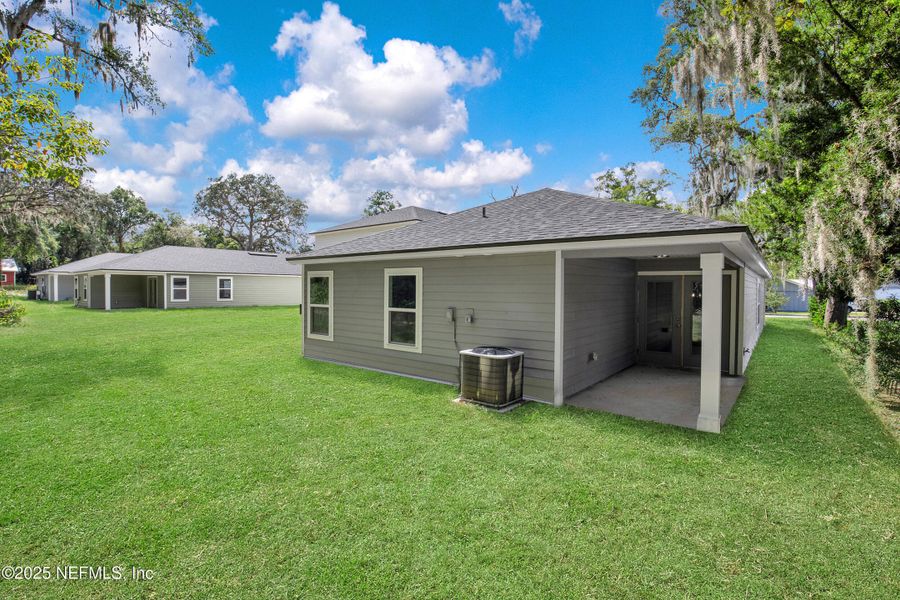 Exterior details and patio area of a home in , Palatka (Image 22).