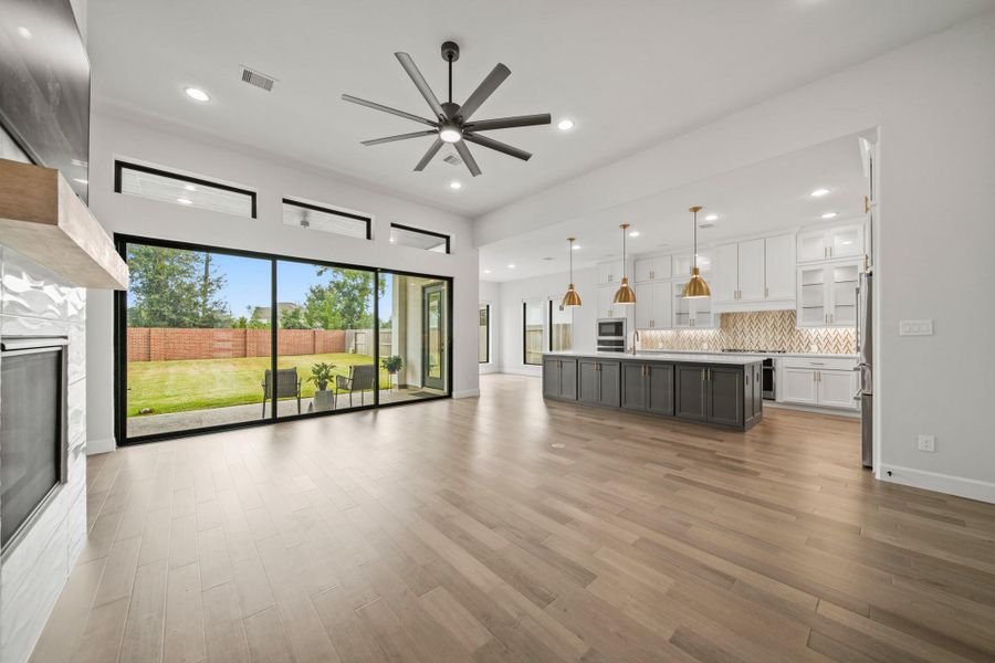 Large sliding door brings the outside in and great for parties! Large sliding door brings the outside in and great for parties!