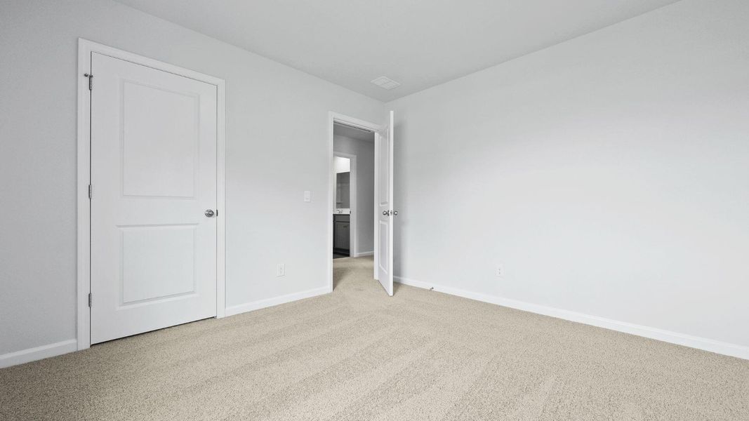 Spacious, unfurnished interior of a new home in Carolina Groves, Moncks Corner (Image 14).