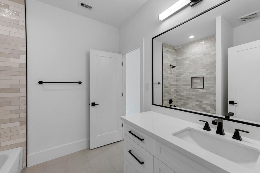 full bathroom for bedroom 3 and guests