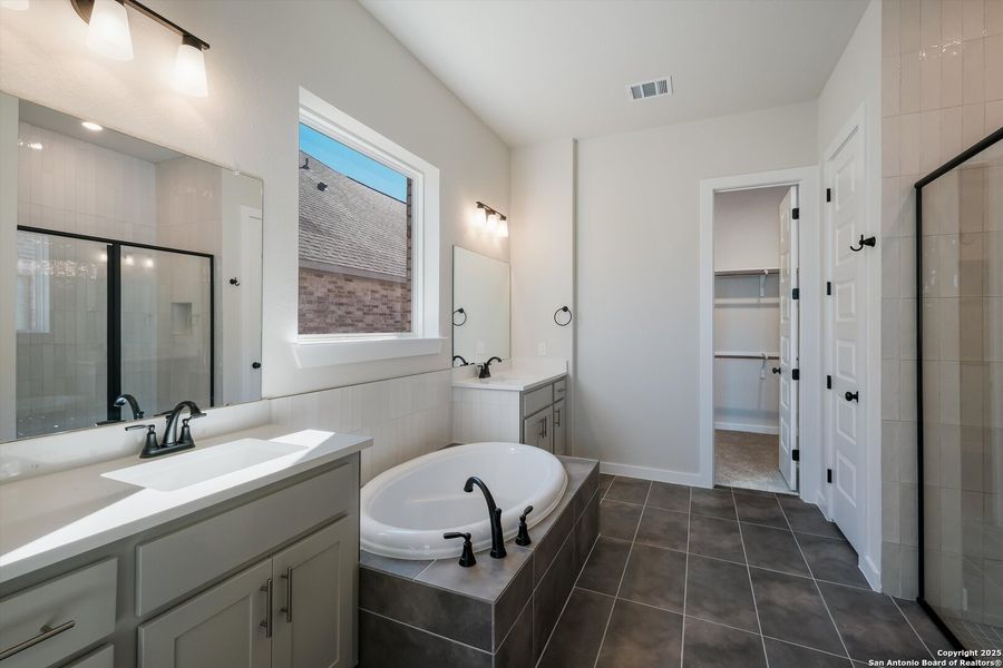 Furnished interior view inside a new home in Meyer Ranch, New Braunfels (Image 9).