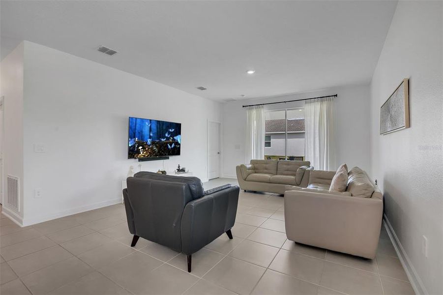 Furnished interior view inside a new home in Tohoqua, Kissimmee (Image 12). Furnished interior view inside a new home in Tohoqua, Kissimmee (Image 12).