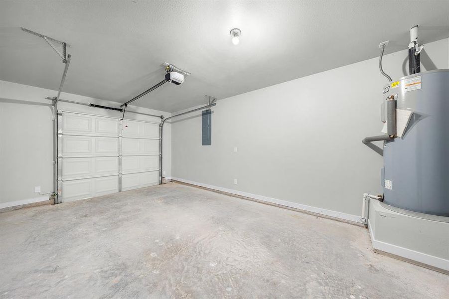 Spacious, unfurnished interior of a new home in , West Tawakoni (Image 16).