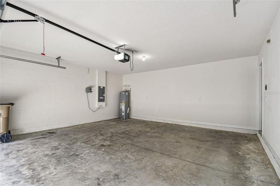 Spacious, unfurnished interior of a new home in River Park, Temple Terrace (Image 39). Spacious, unfurnished interior of a new home in River Park, Temple Terrace (Image 39).