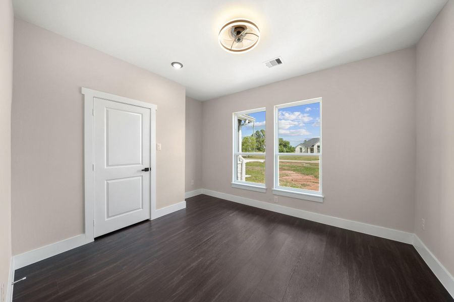 Spacious, unfurnished interior of a new home in , Angleton (Image 15).