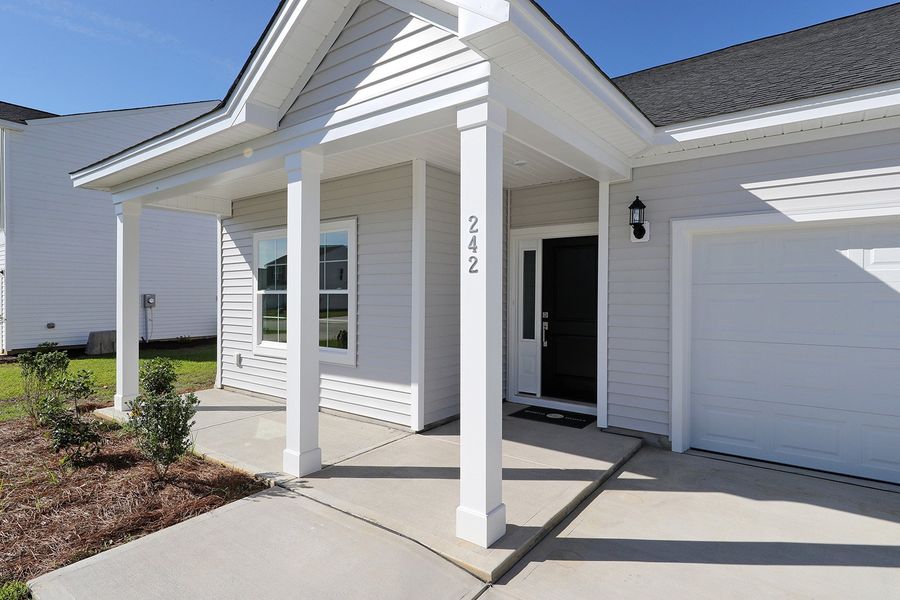 Exterior details and patio area of a home in Allston Park, Calabash (Image 3).