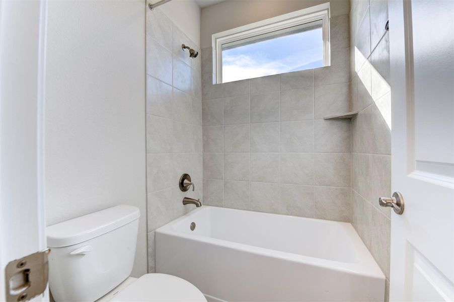 Secondary bathroom with clean finishes, modern vanity, and shower/tub combination.