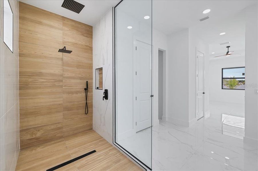 Spacious, unfurnished interior of a new home in , Port Charlotte (Image 29).