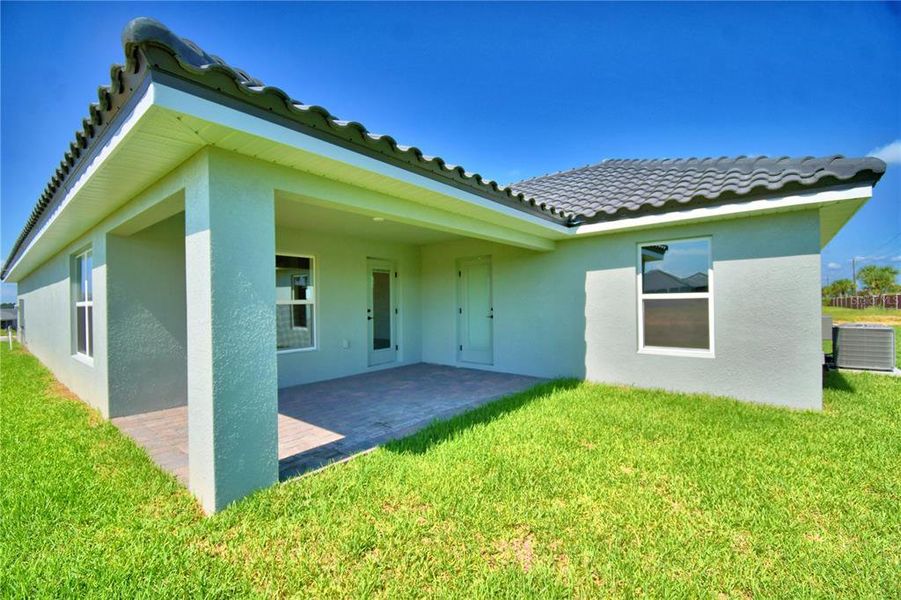 Exterior details and patio area of a home in Lake Juliana Estates, Auburndale (Image 3).
