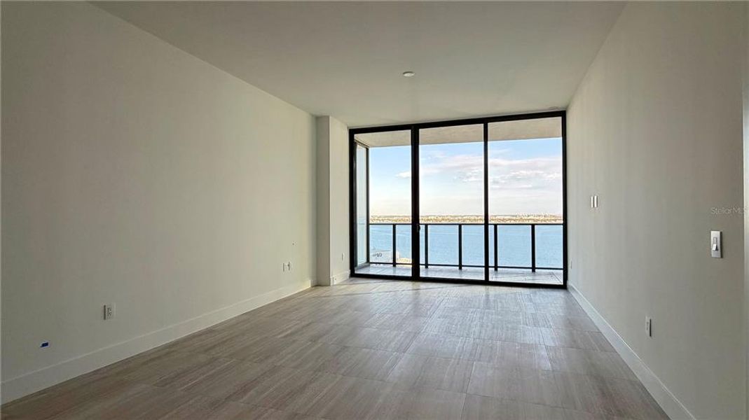 Spacious, unfurnished interior of a new home in The Ritz-Carlton Residences, Tampa (Image 8).