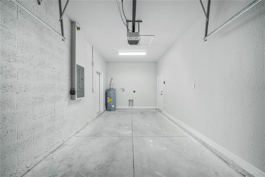 Spacious, unfurnished interior of a new home in , Sebring (Image 20).