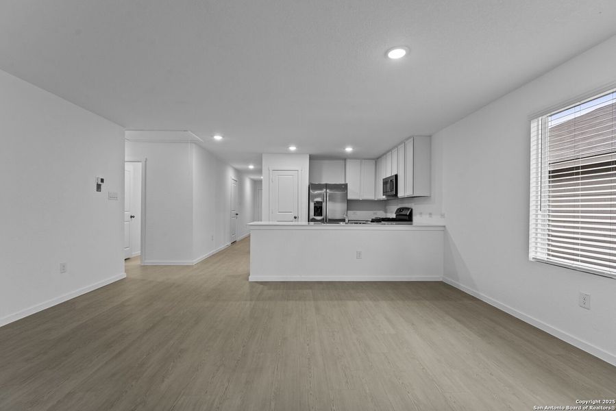 Spacious, unfurnished interior of a new home in , Floresville (Image 14).
