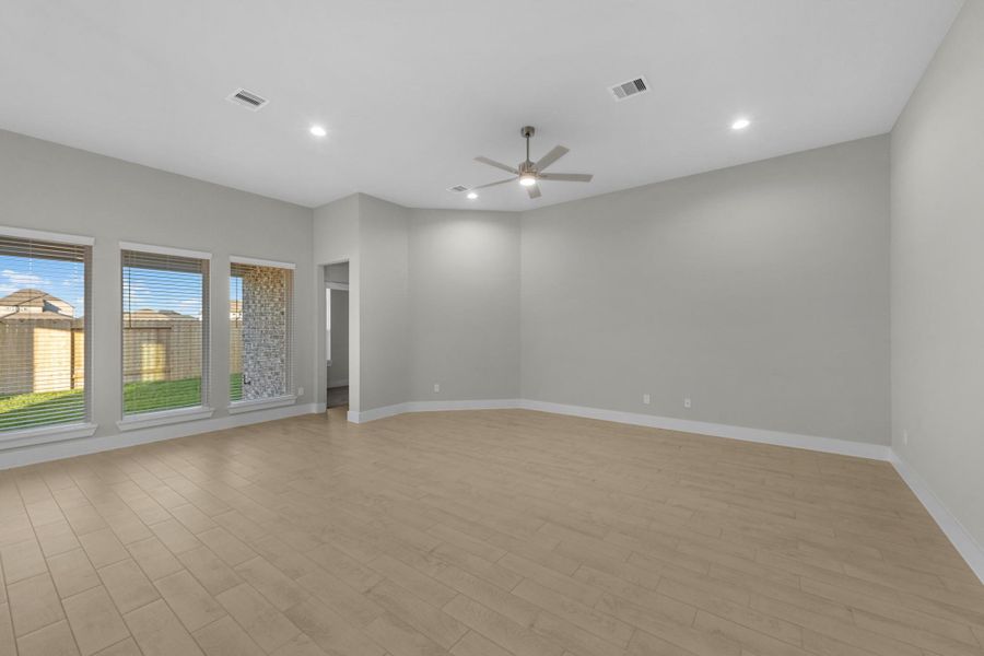 Spacious, unfurnished interior of a new home in Briarwood Crossing, Rosenberg (Image 28).