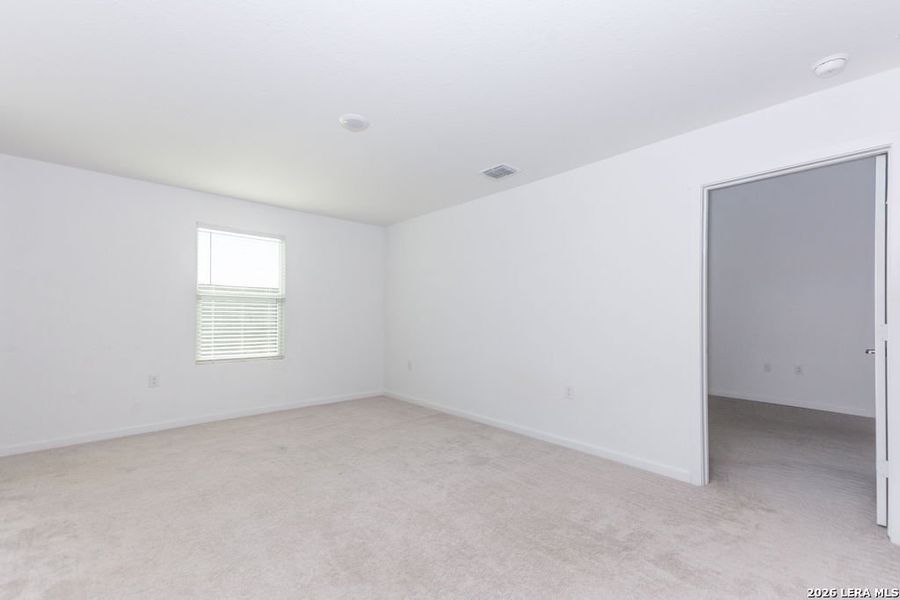 Spacious, unfurnished interior of a new home in Somerset Meadows, San Antonio (Image 22).