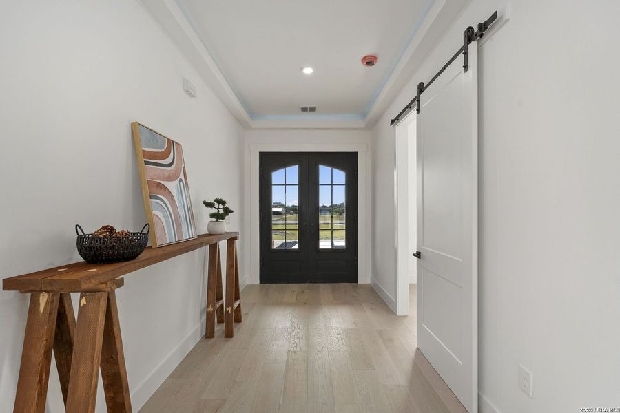 Furnished interior view inside a new home in , Bandera (Image 39).