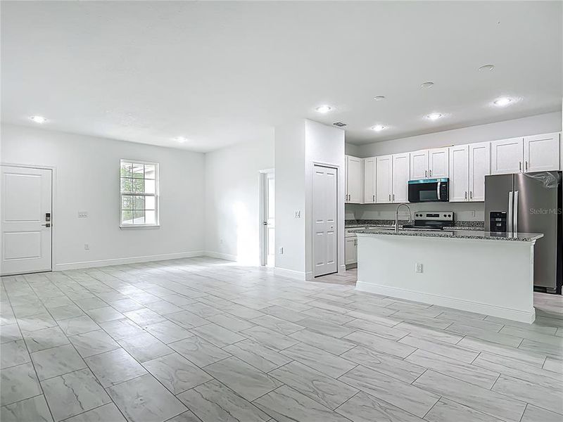 Spacious, unfurnished interior of a new home in , Citrus Springs (Image 32).