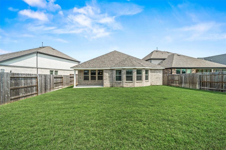 Exterior details and patio area of a home in Mavera, Conroe (Image 3).