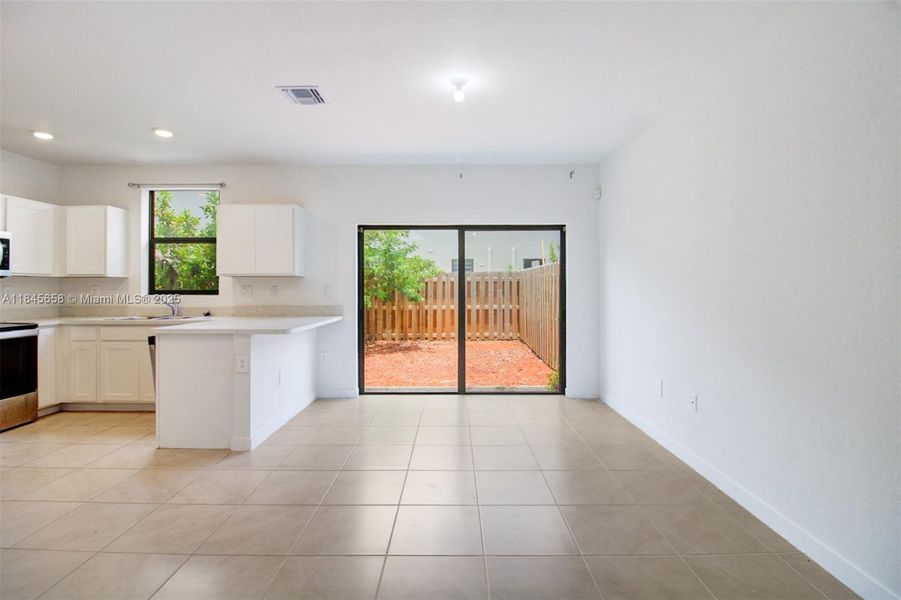 Spacious, unfurnished interior of a new home in , Florida City (Image 6).