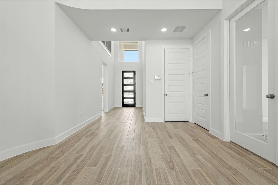 Spacious, unfurnished interior of a new home in Sunterra, Katy (Image 14).