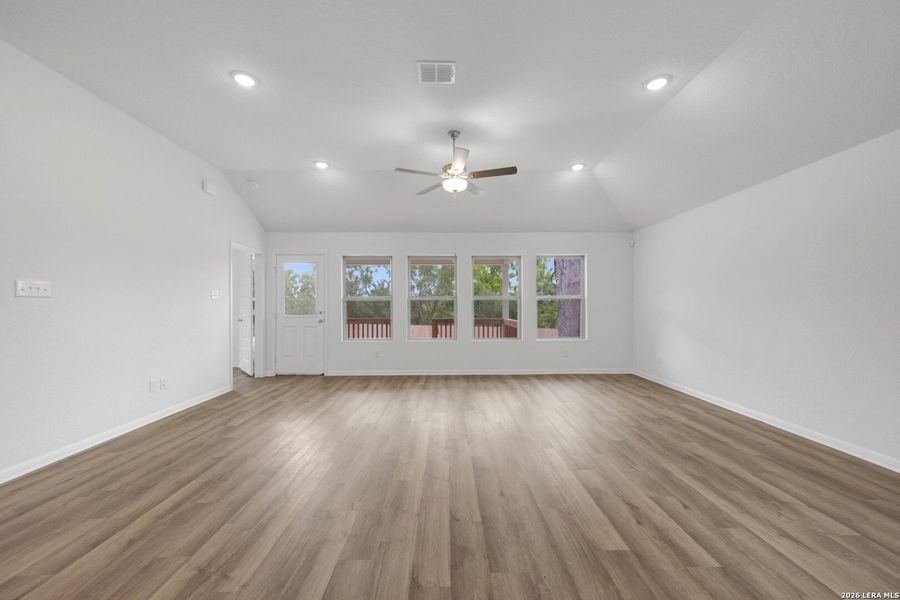 Spacious, unfurnished interior of a new home in Cinco Lakes, San Antonio (Image 33).