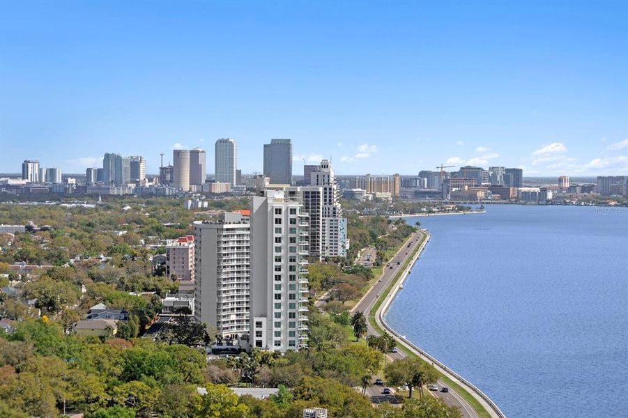 Condo located in Tampa, FL showcasing its design and architecture (Image 37).