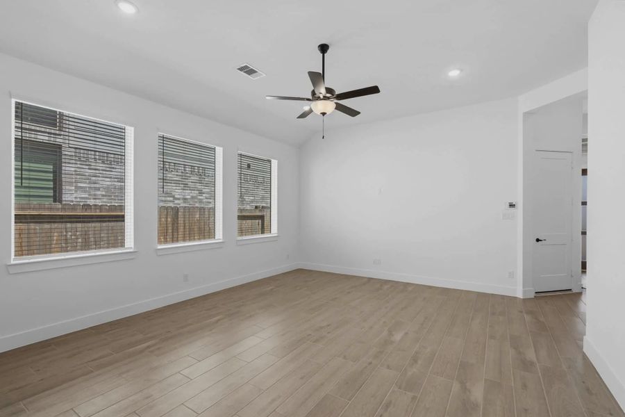 Spacious, unfurnished interior of a new home in Sienna 45', Missouri City (Image 11). Spacious, unfurnished interior of a new home in Sienna 45', Missouri City (Image 11).