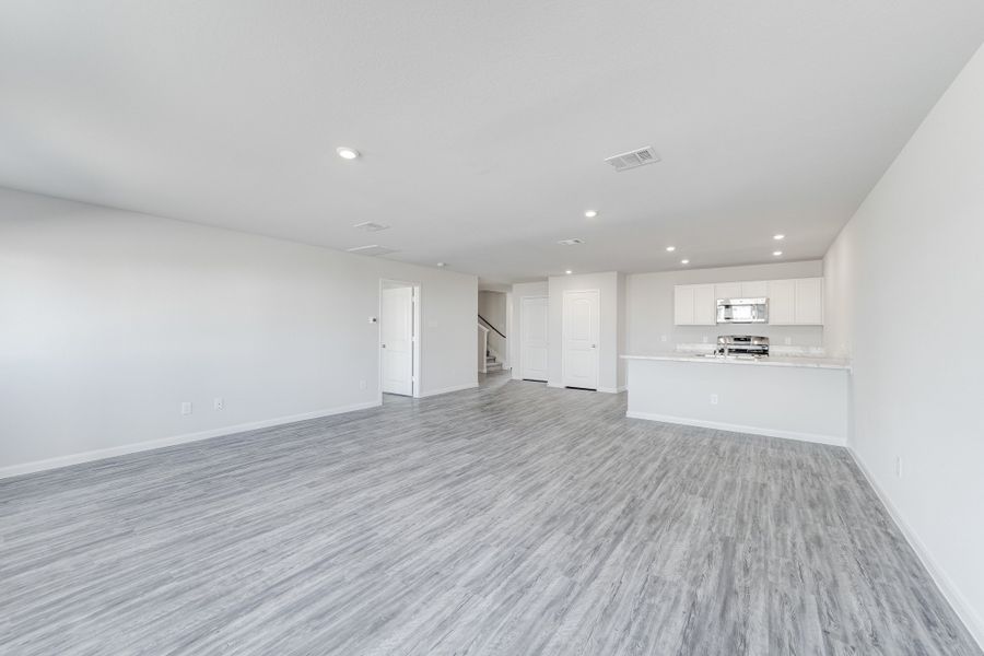 Spacious, unfurnished interior of a new home in Shirey Forest - Branches, Lufkin (Image 13).
