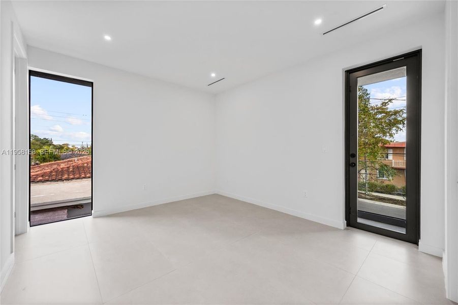 Spacious, unfurnished interior of a new home in , Miami (Image 21).