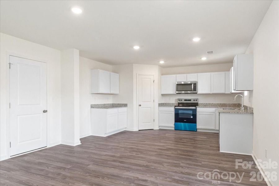 Spacious, unfurnished interior of a new home in Frey Creek, Spartanburg (Image 30).