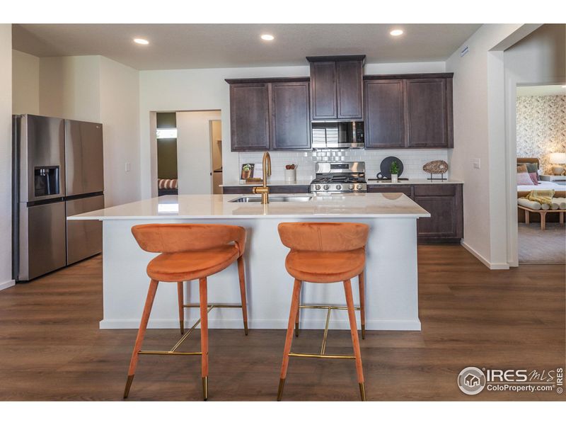 CENTER KITCHEN ISLAND