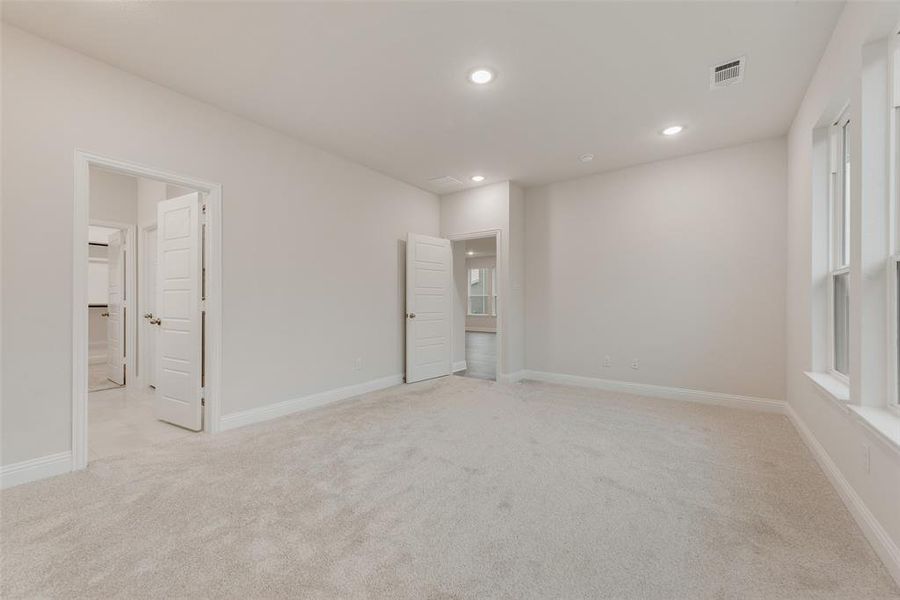 Spacious, unfurnished interior of a new home in Creekside of Crowley, Crowley (Image 32).