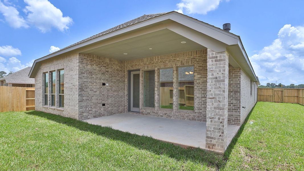 Front exterior of a new home in Grand Central Park 50', Conroe, TX, highlighting curb appeal (Image 15). Front exterior of a new home in Grand Central Park 50', Conroe, TX, highlighting curb appeal (Image 15).