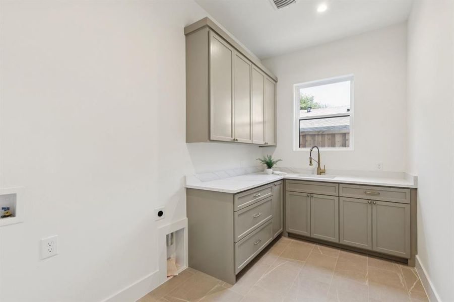 Furnished interior view inside a new home in , Dallas (Image 14).