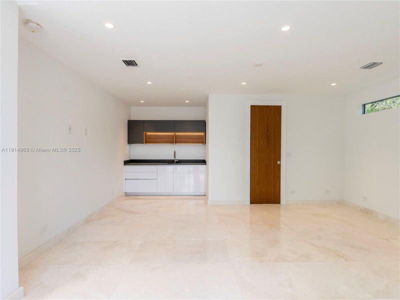 Spacious, unfurnished interior of a new home in , Pinecrest (Image 50).